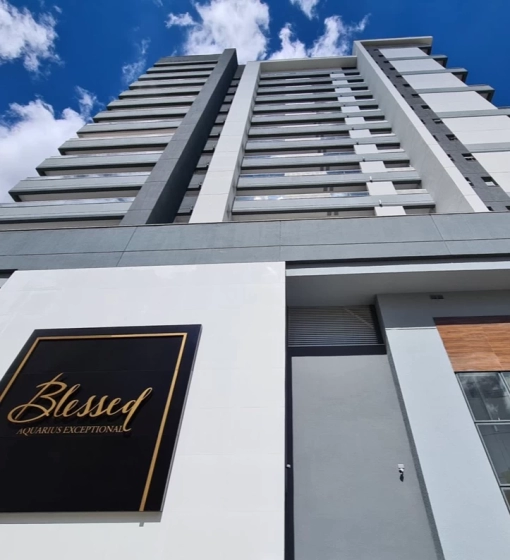 Em português, ABENÇOADO.